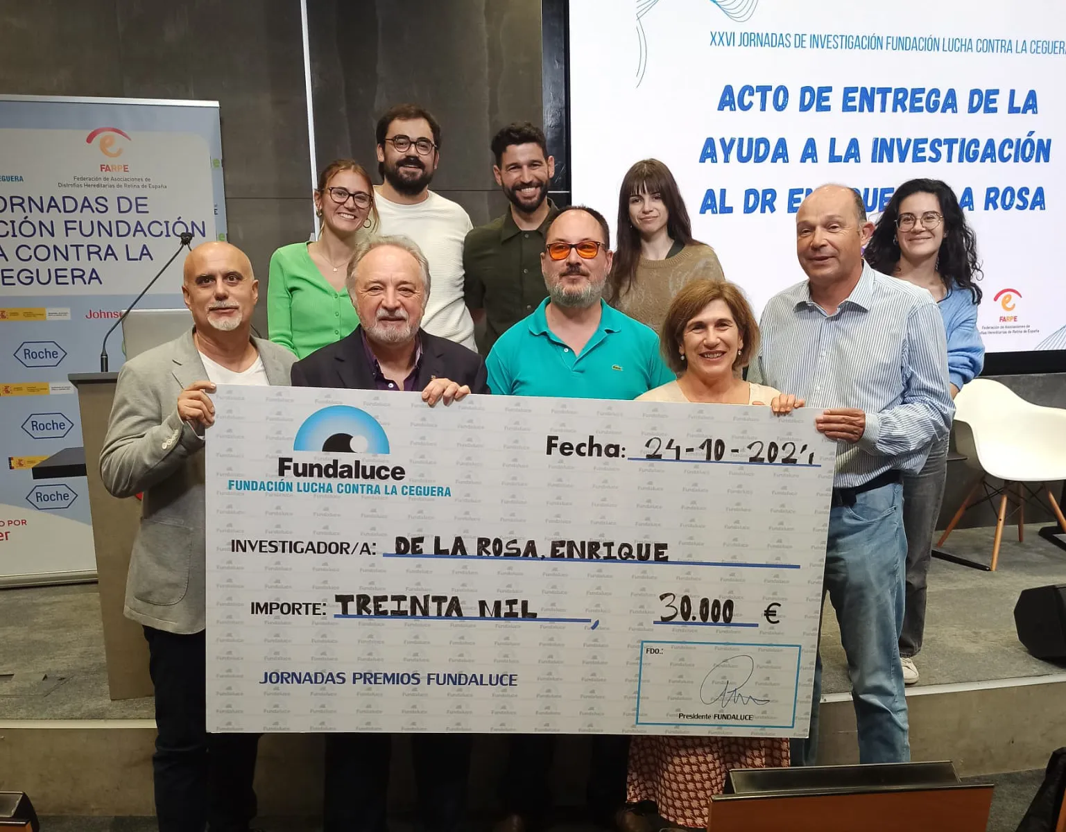 Descripción foto: Aparecen en la foto el ganador de la ayuda a la investigación 2024 de FUNDACIÓN LUCHA CONTRA LA CEGUERA Dr. Enrique De la Rosa y su equipo, junto con David Sánchez González el presidente de FARPE Y FUNDALUCE y Raúl Gilabert López, presidente de la Asociación Retina Madrid. 